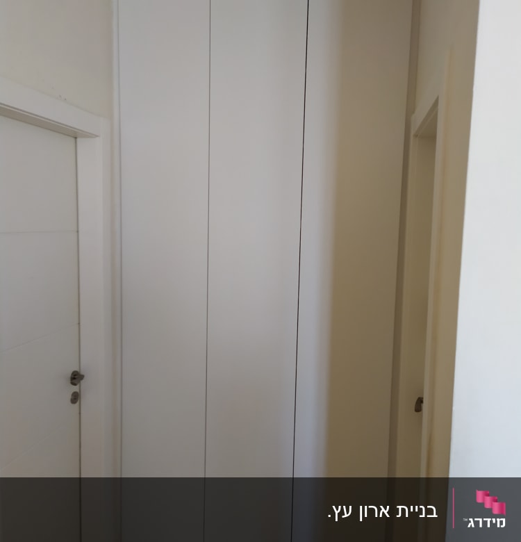 ארון עץ לבן עם דלתות סגורות